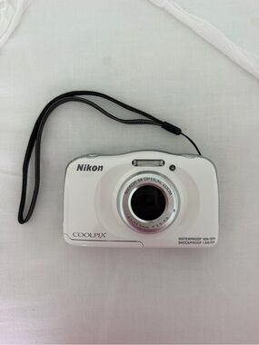 Nikon Coolpix S33 White Waterproof Compact Camera with Charger